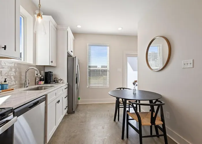 Swamp House Luxury Amenities Chic New 65 Inch Tv Appartement Lafayette