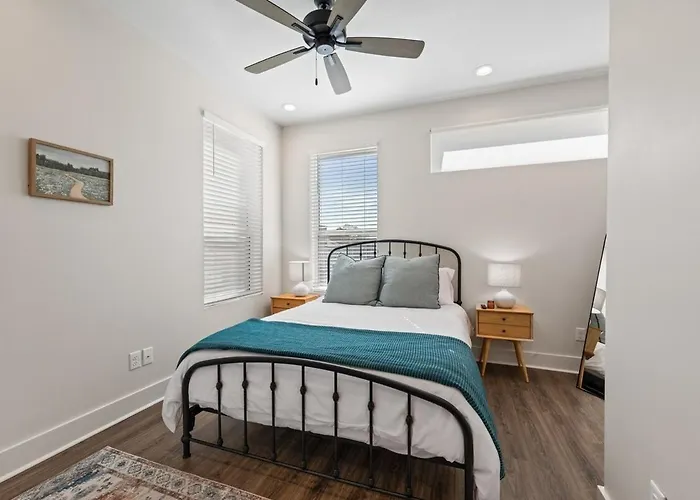 Swamp House Luxury Amenities Chic New 65 Inch Tv *