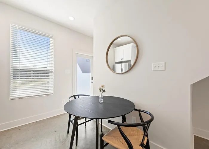 Swamp House Luxury Amenities Chic New 65 Inch Tv Appartement *