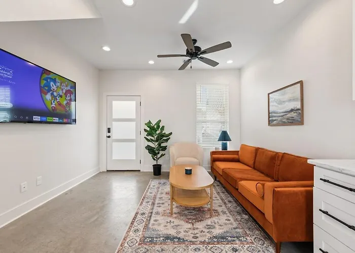 Swamp House Luxury Amenities Chic New 65 Inch Tv * Lafayette