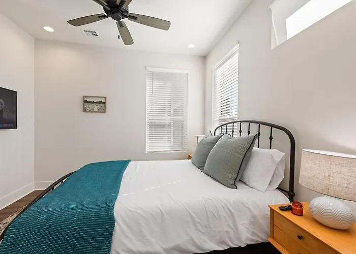 Appartement Swamp House Luxury Amenities Chic New 65 Inch Tv